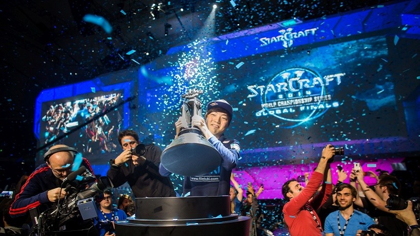 starcraft-2-world-championship-series-2014-champion-lee-life-seung-hyun-celebrates-his-victory