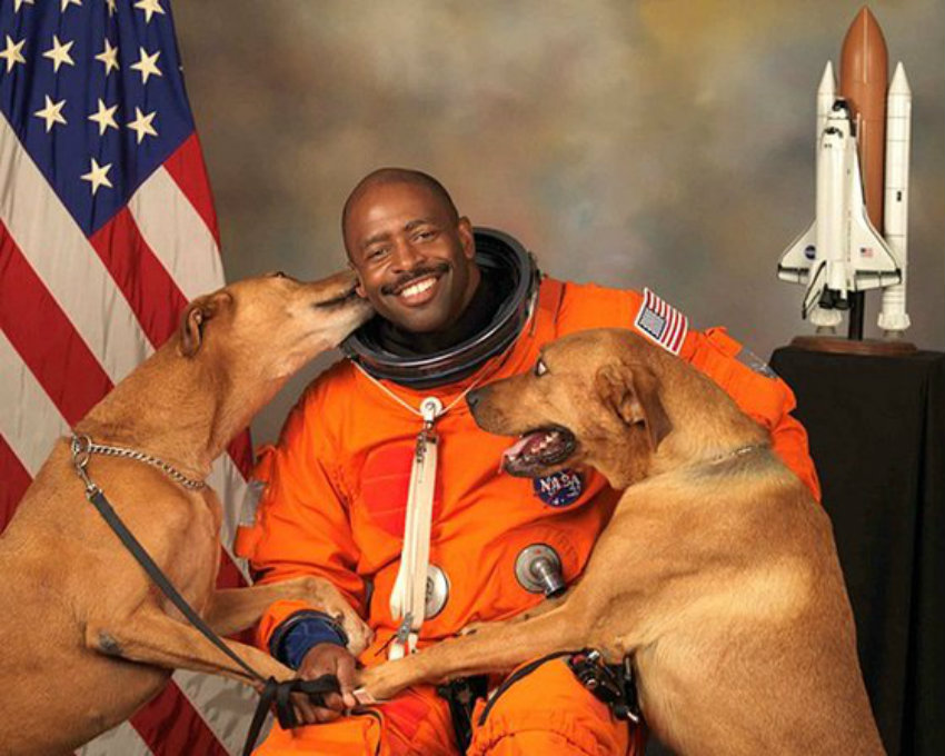 NASA astronaut Leland D Melvin with his dogs Jake and Scout thumb 560x448