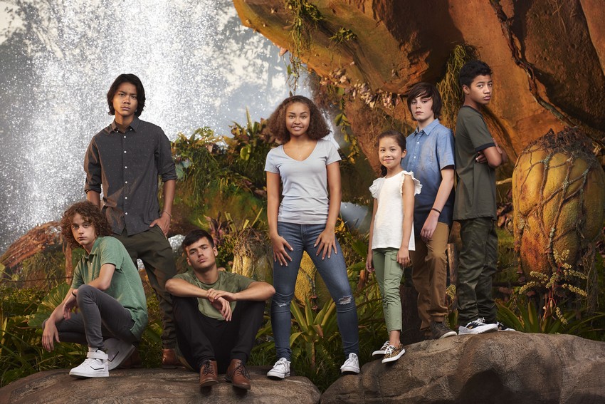 L-R: Britain Dalton (Lo’ak of the Sully Family), Filip Geljo (Aonung of the Metkayina Clan), Jamie Flatters (Neteyam of the Sully Family), Bailey Bass (Tsireya of the Metkayina Clan), Trinity Bliss (Tuktirey of the Sully Family), Jack Champion (Javier “Spider” Socorro), and Duane Evans Jr (Rotxo of the Metkayina Clan)
