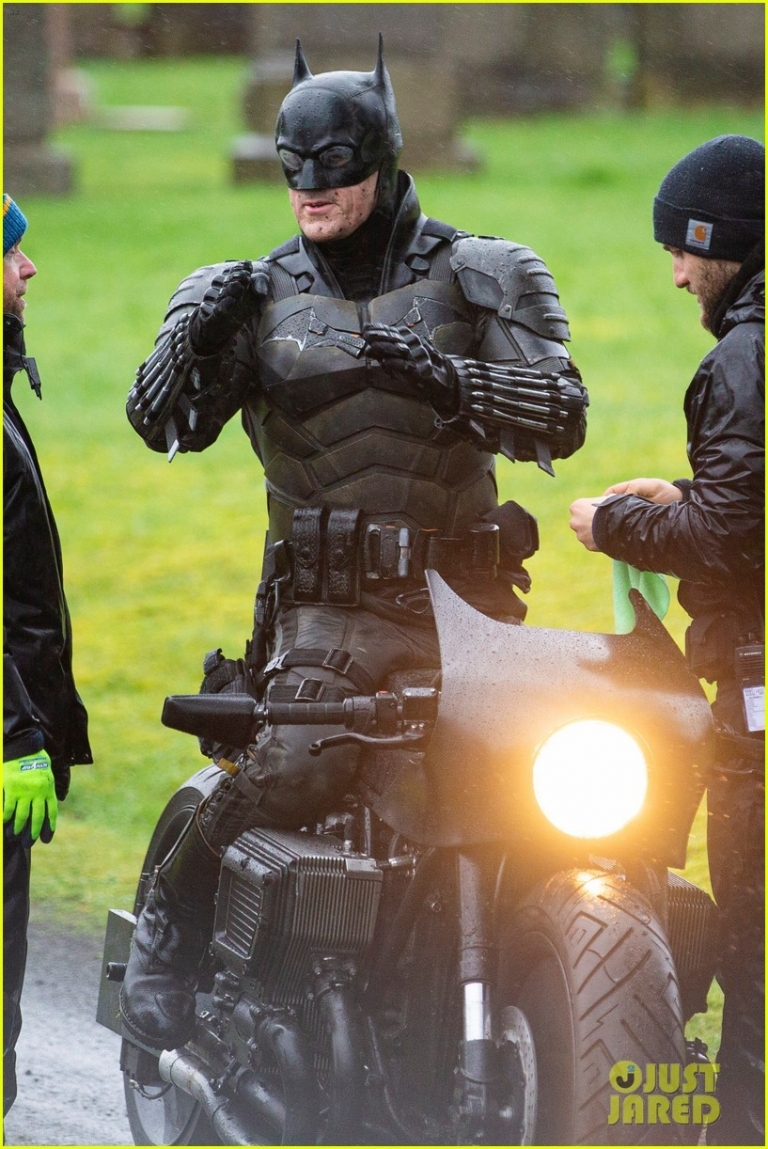 The Batman Set Pics Reveal Full Look At Robert Pattinson S Batsuit