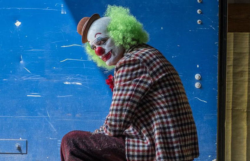 New set pics for Joker origin movie shows Joaquin Phoenix in full clown ...