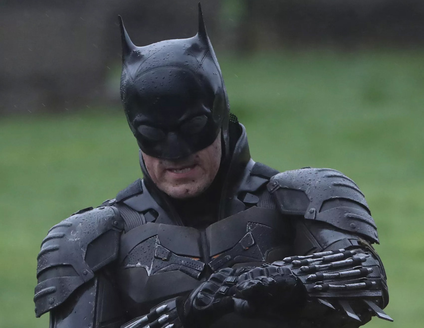 The Batman Set Pics Reveal Full Look At Robert Pattinson's Batsuit ...