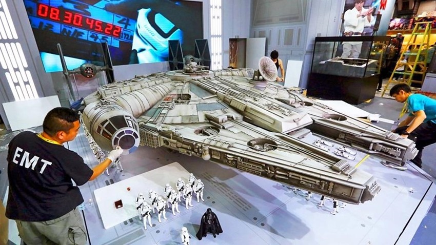 Hot Toys Millennium Falcon (1) 1